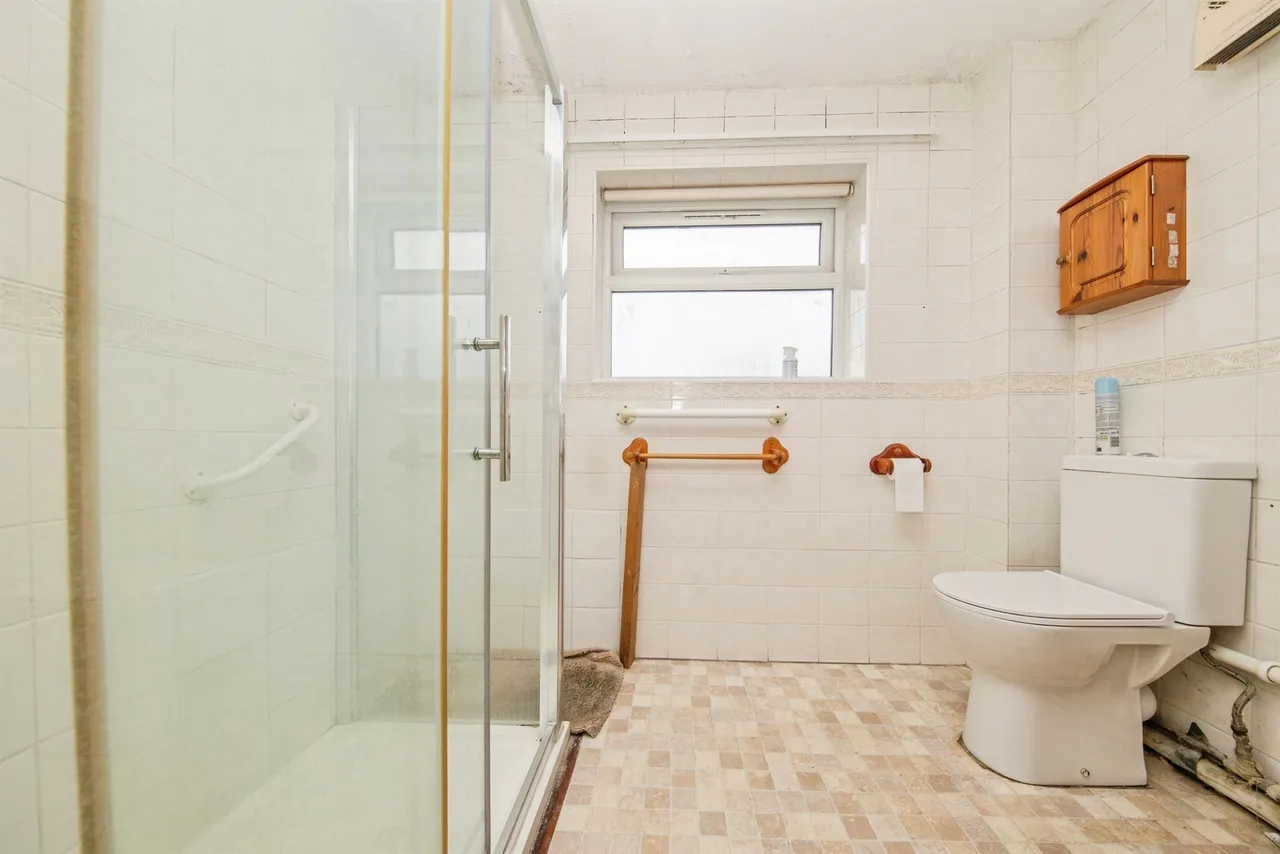 Larksfield Crescent, Harwich, photo 9