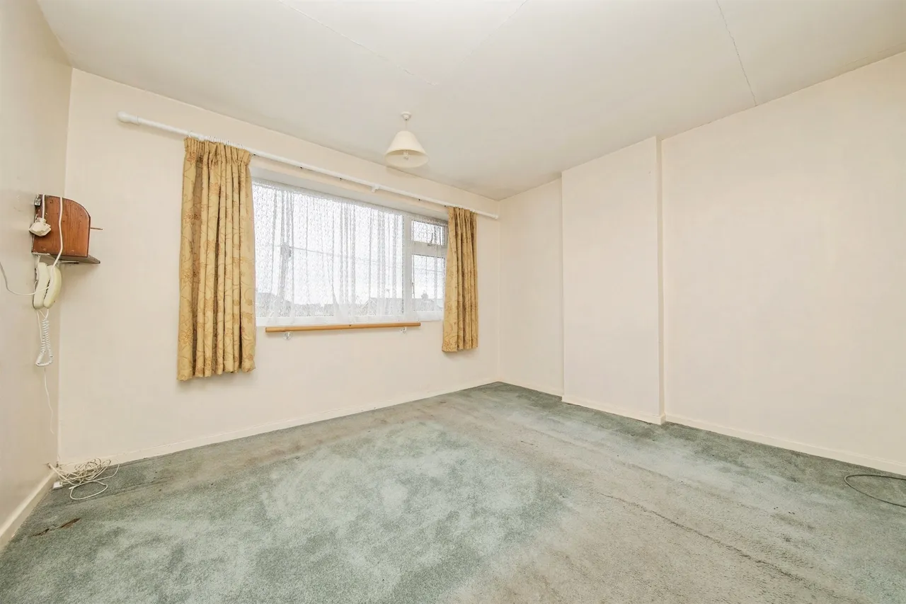 Larksfield Crescent, Harwich, photo 11