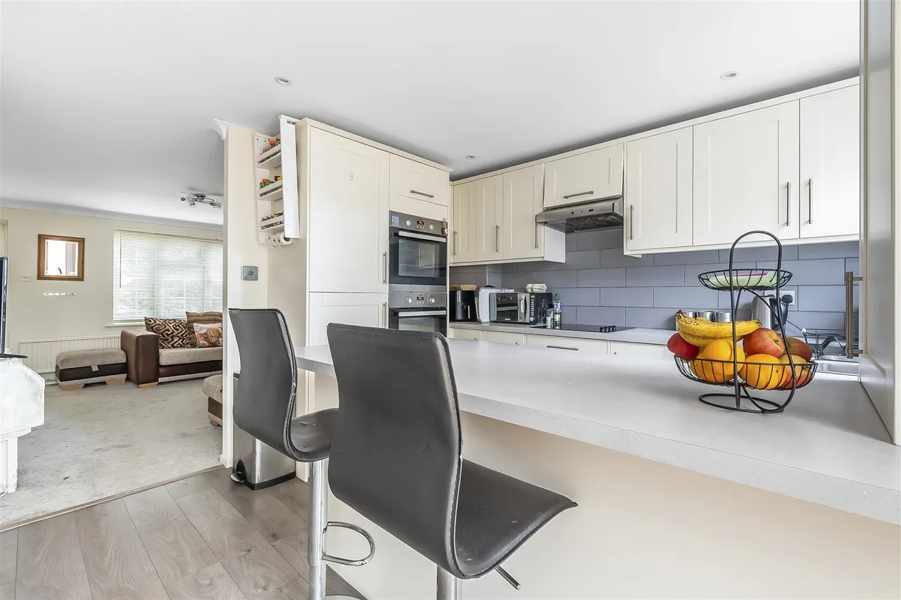 Aquila Close, Leatherhead, KT22, photo 4