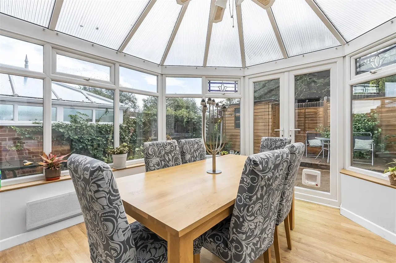 Aquila Close, Leatherhead, KT22, photo 11