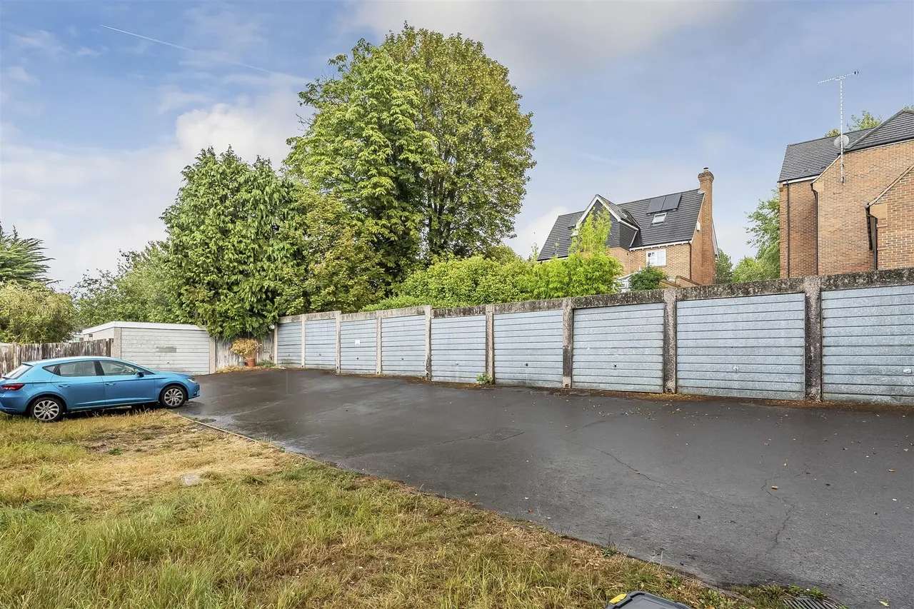 Aquila Close, Leatherhead, KT22, photo 19