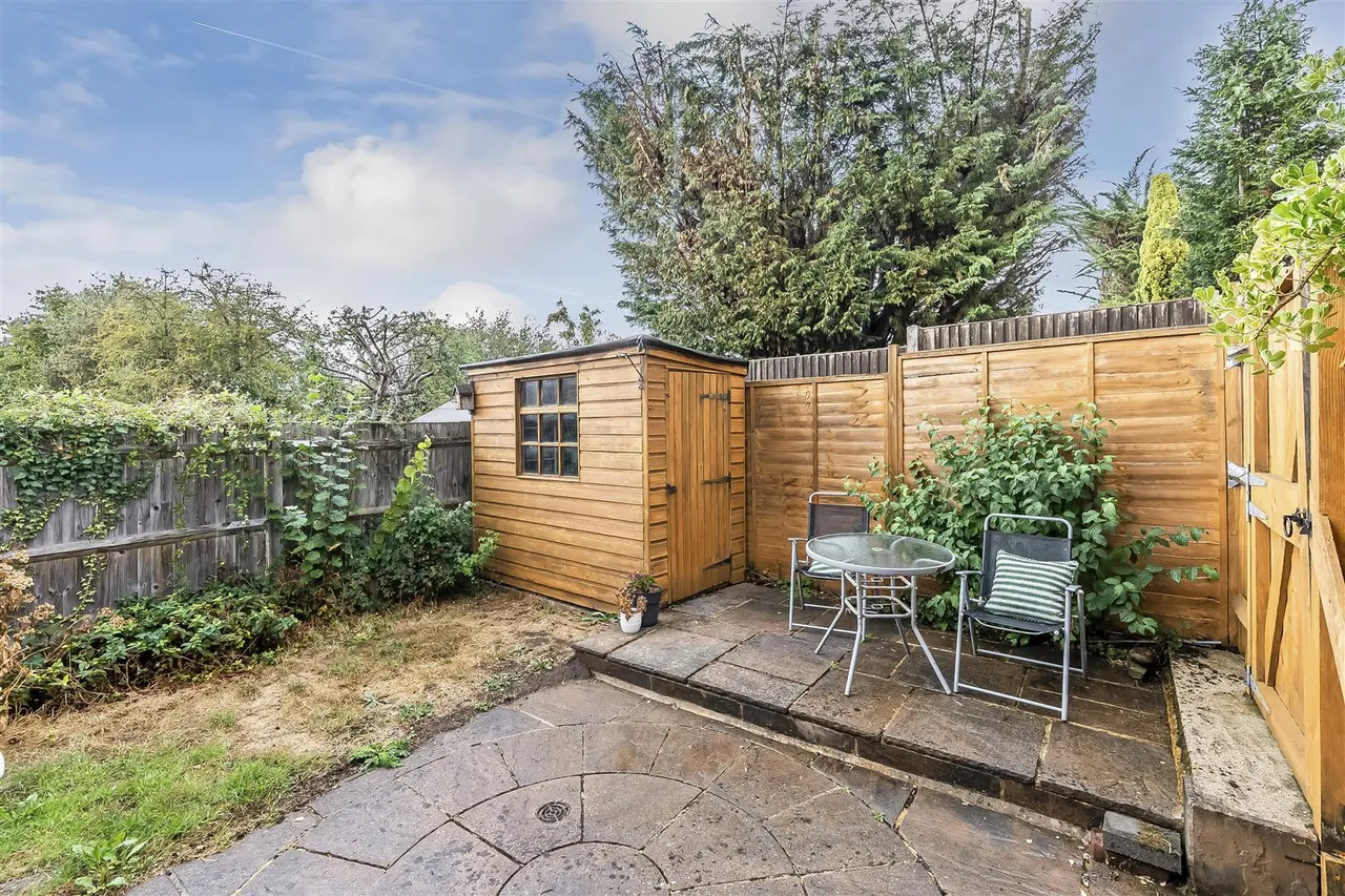 Aquila Close, Leatherhead, KT22, photo 18