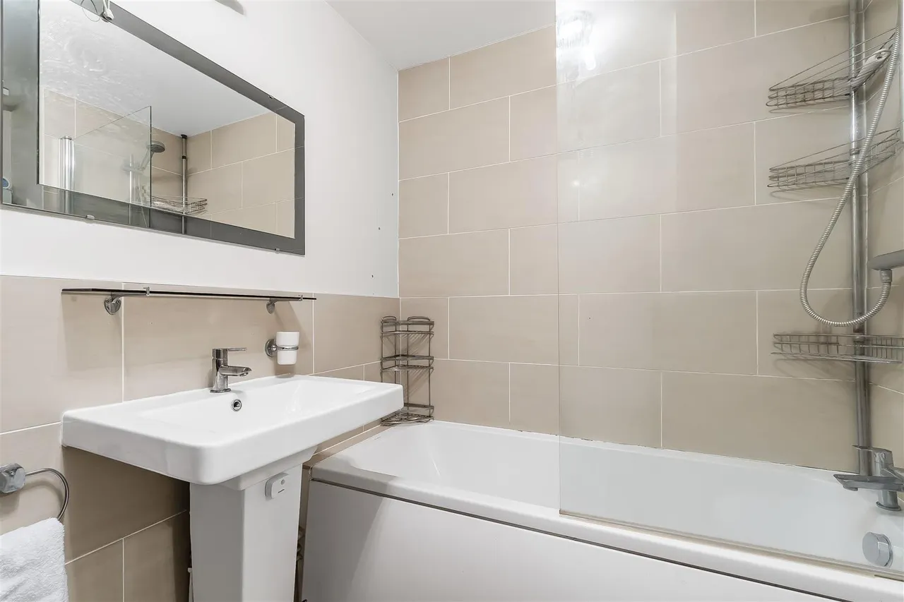 Aquila Close, Leatherhead, KT22, photo 15