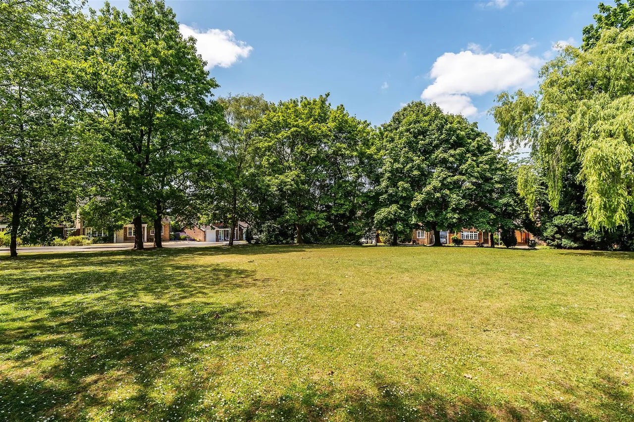 Aquila Close, Leatherhead, KT22, photo 2