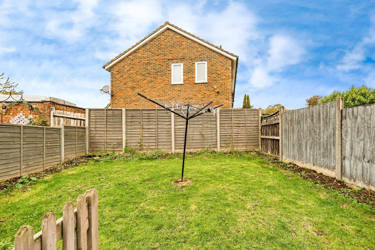Long Furlong Drive, Slough, SL2, photo 11