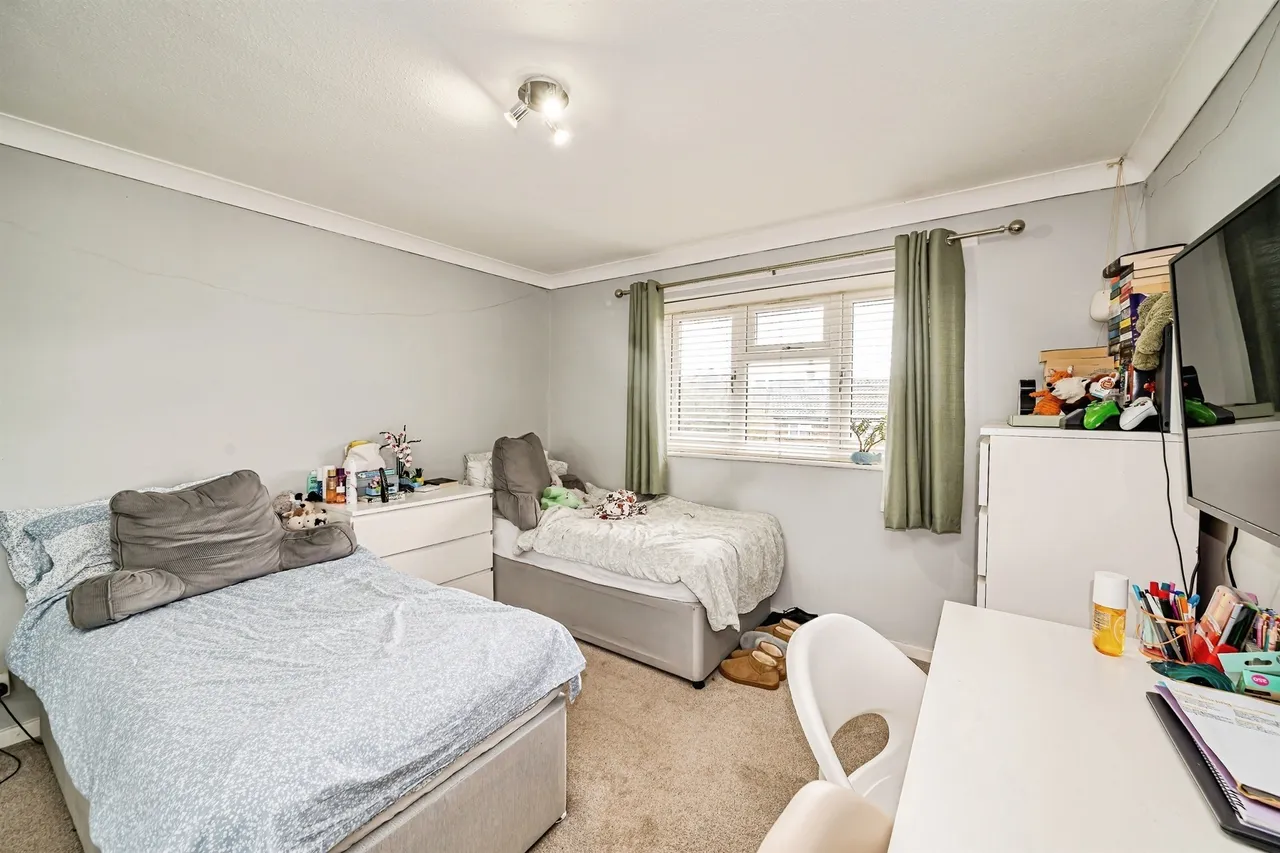 Long Furlong Drive, Slough, SL2, photo 4
