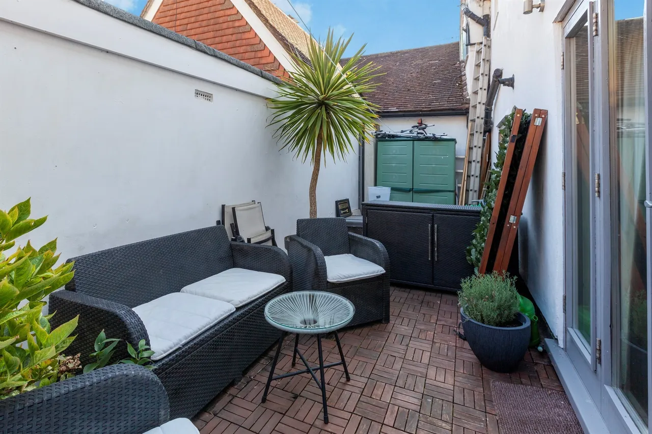High Street, Colnbrook, SL3, photo 14