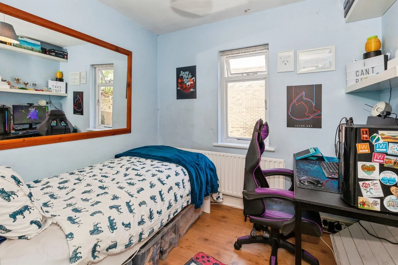 High Street, Colnbrook, SL3, photo 11