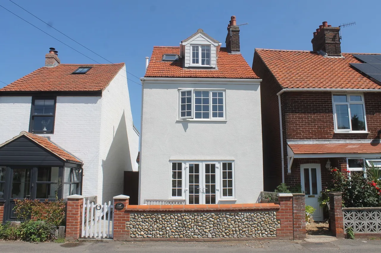 3 bed house for sale, Detached Coastal Three Bedroom Cottag