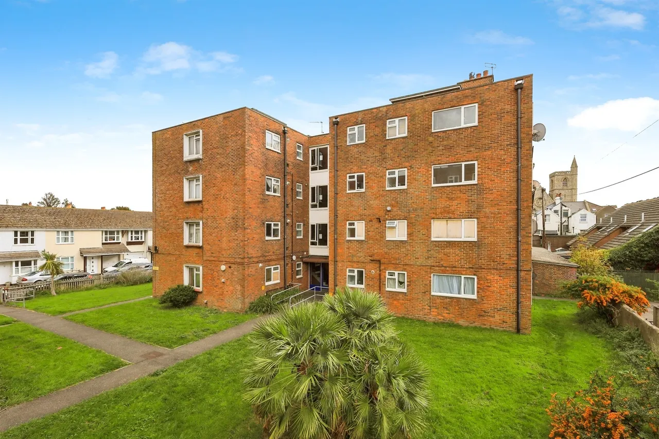 2 bed flat for sale — Leslie Street, Eastbourne