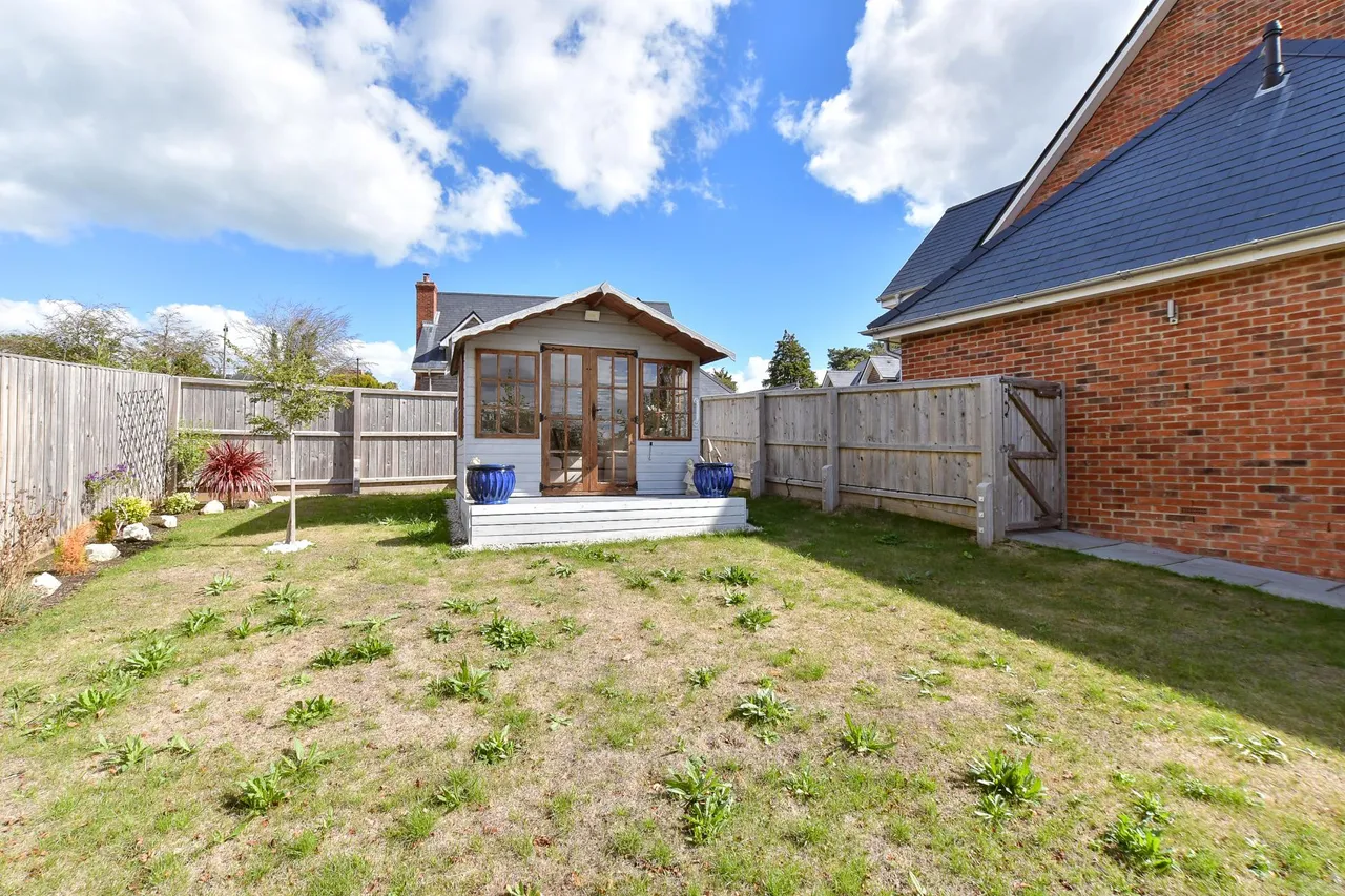 Cowes, PO31, photo 16