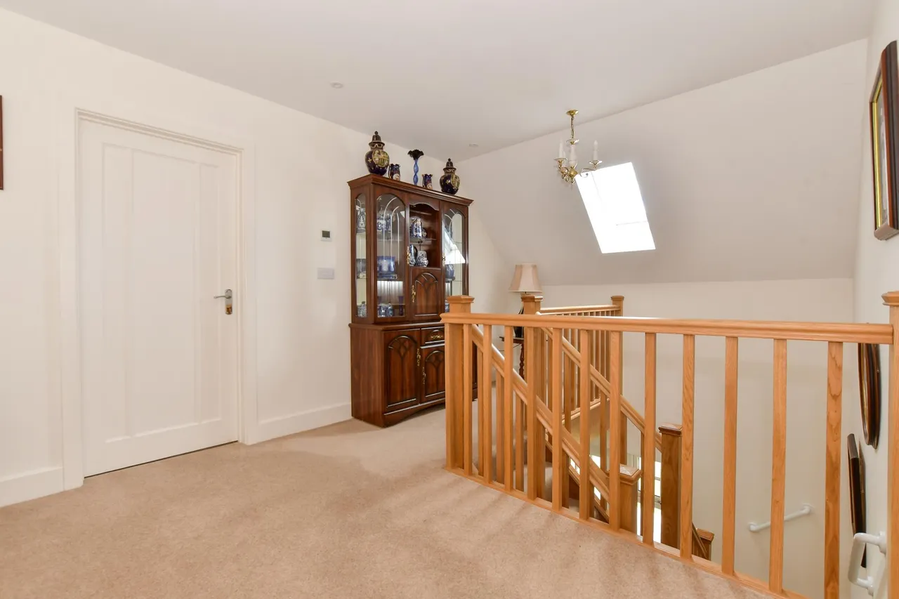 Cowes, PO31, photo 9
