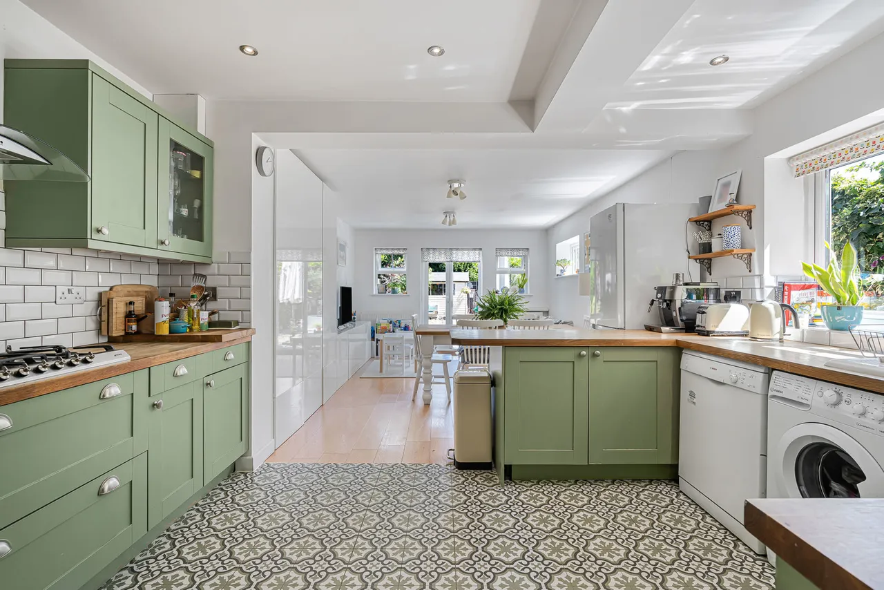 Harvest Road, Englefield Green, TW20, photo 2