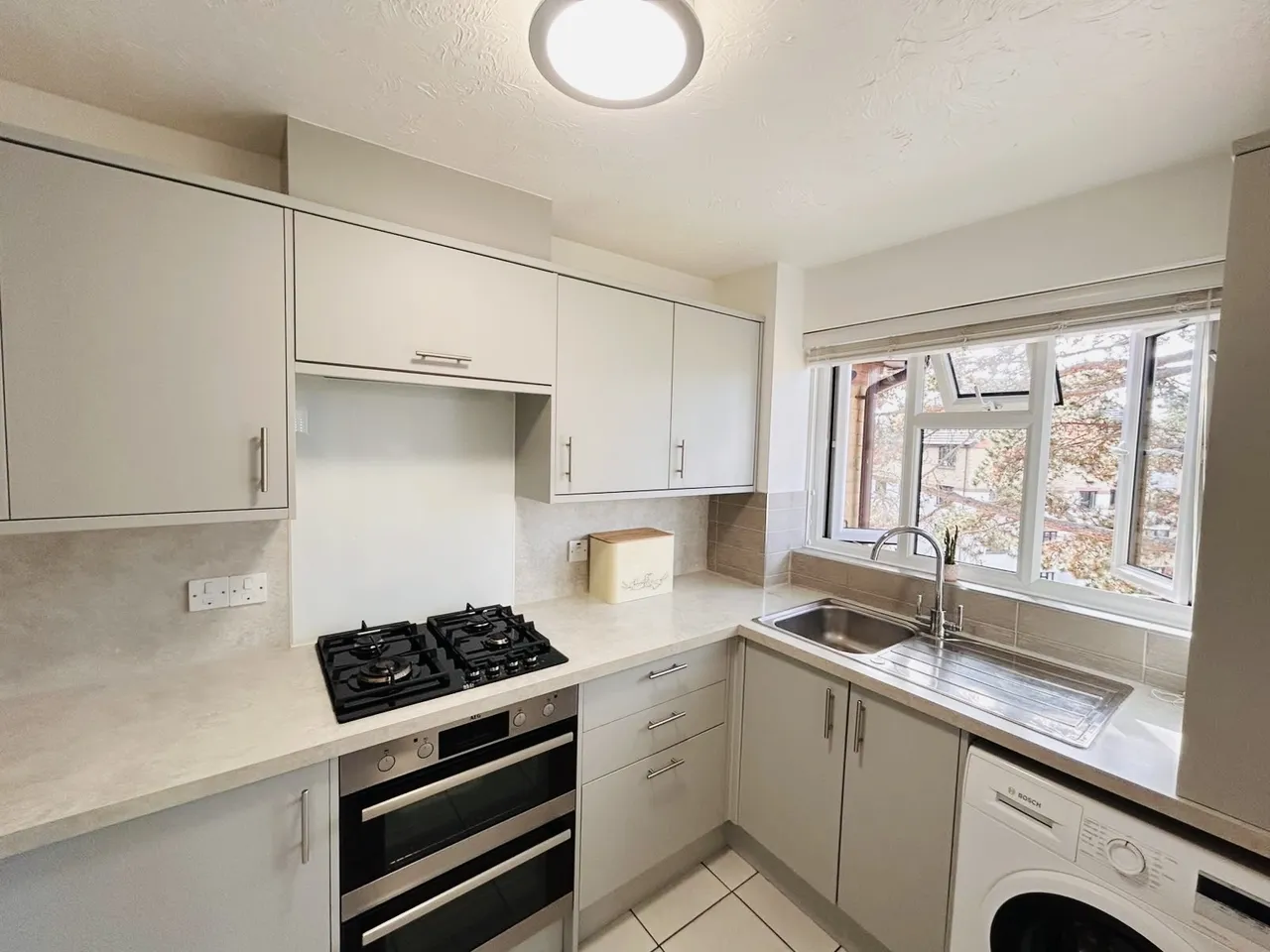 Redhill, RH1, photo 5