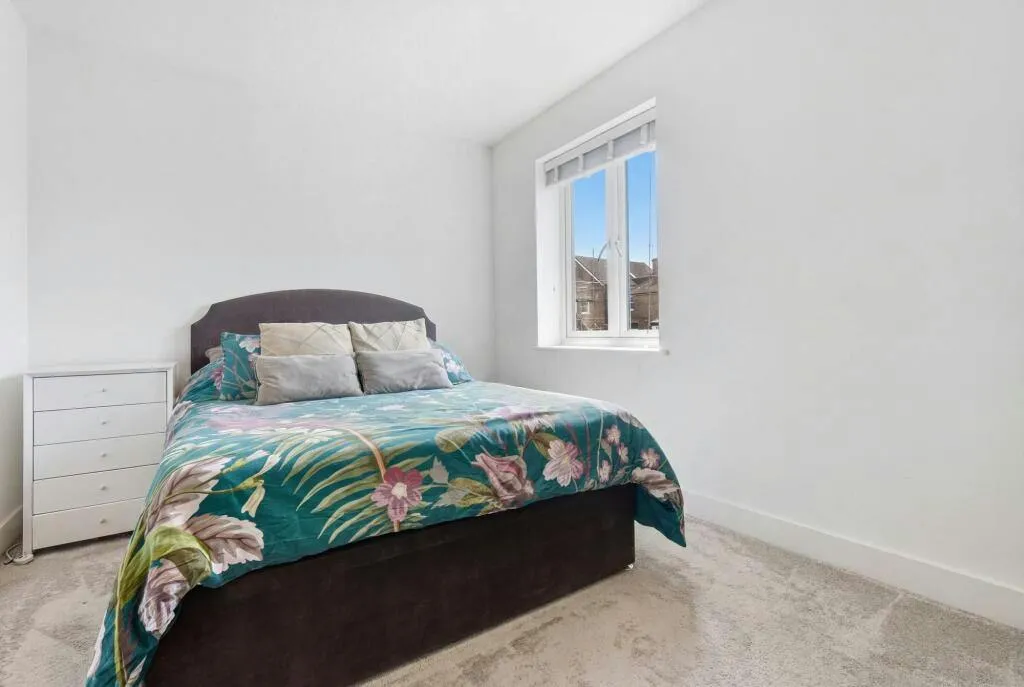 Connaught Avenue, London, E4, photo 6