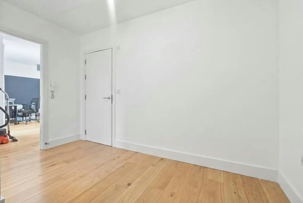 Connaught Avenue, London, E4, photo 12