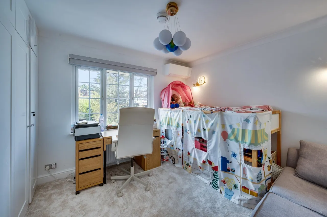 The Vale, London, NW11, photo 17