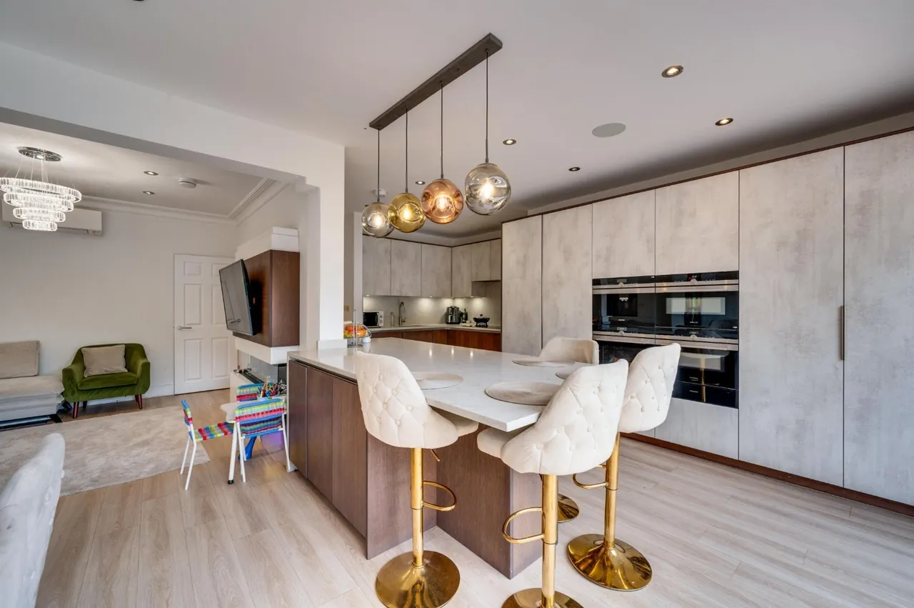 The Vale, London, NW11, photo 10