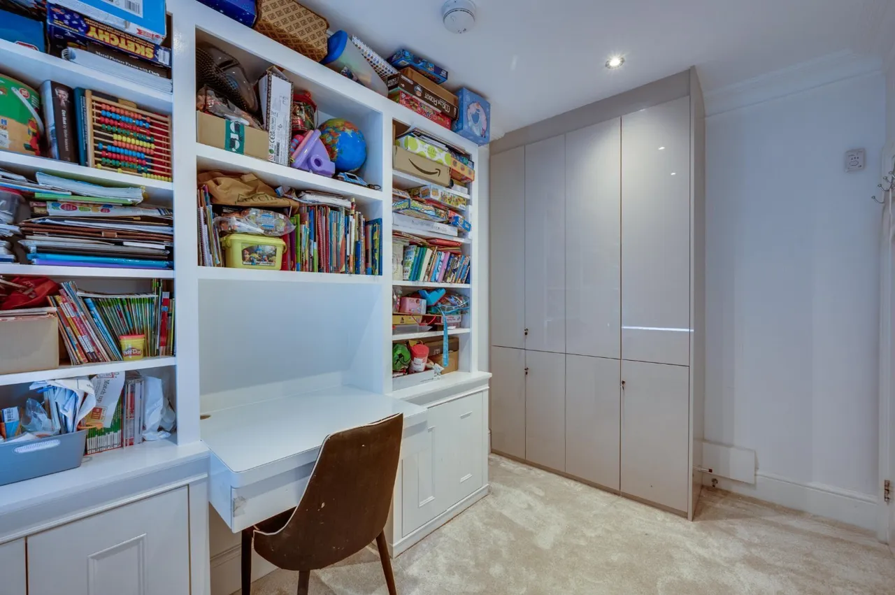 The Vale, London, NW11, photo 28