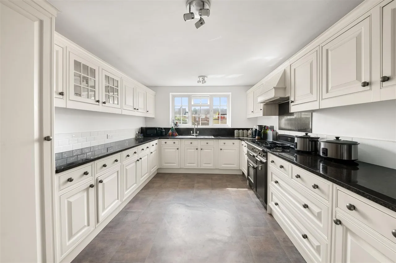 Tudor Way, Hillingdon, photo 15