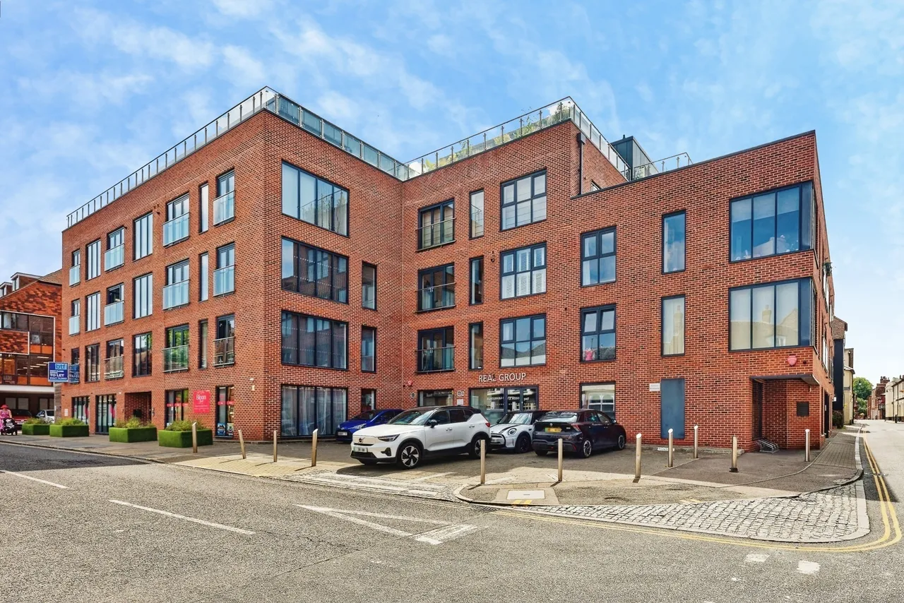 2 bed flat for sale — Stour Street, Canterbury, Kent, CT1
