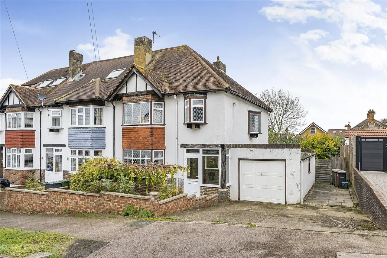 3 bed house for sale — Buff Avenue, Banstead, Surrey, SM7 2DW