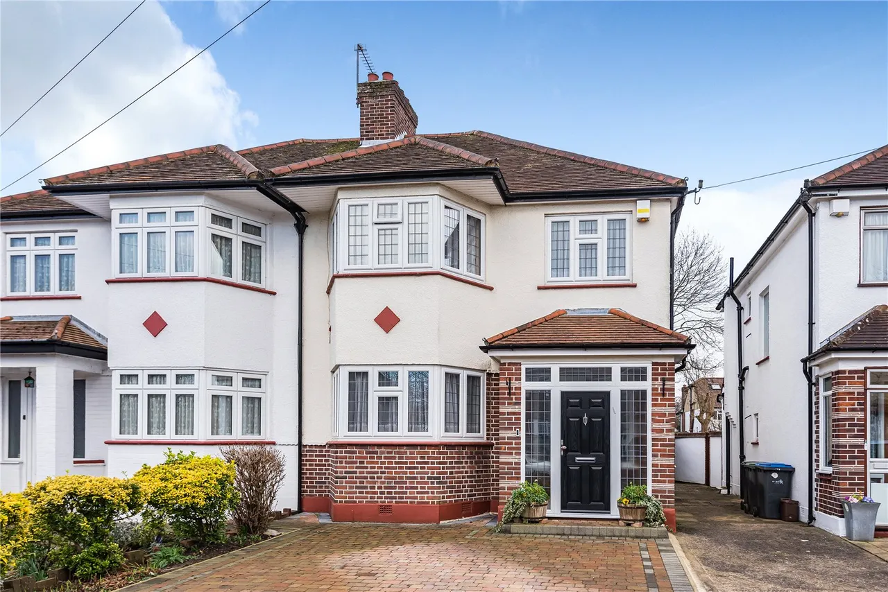 3 bed house for sale — Sussex Way, Cockfosters, Barnet, EN4 0BG