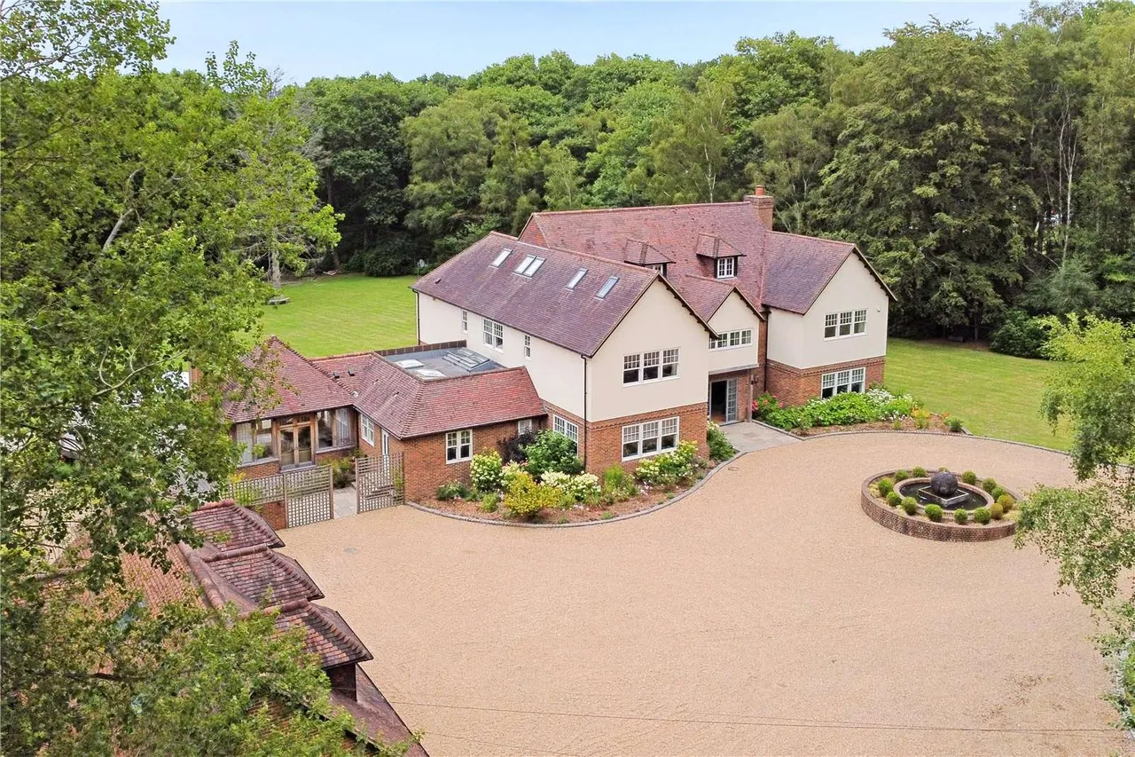 5 bed house for sale — Cuttinglye Road, Crawley Down, West Sussex, RH10 4LR