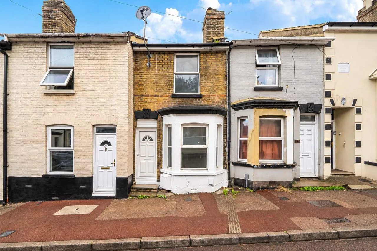 2 bed house for sale, Castle Road, Chatham, ME4