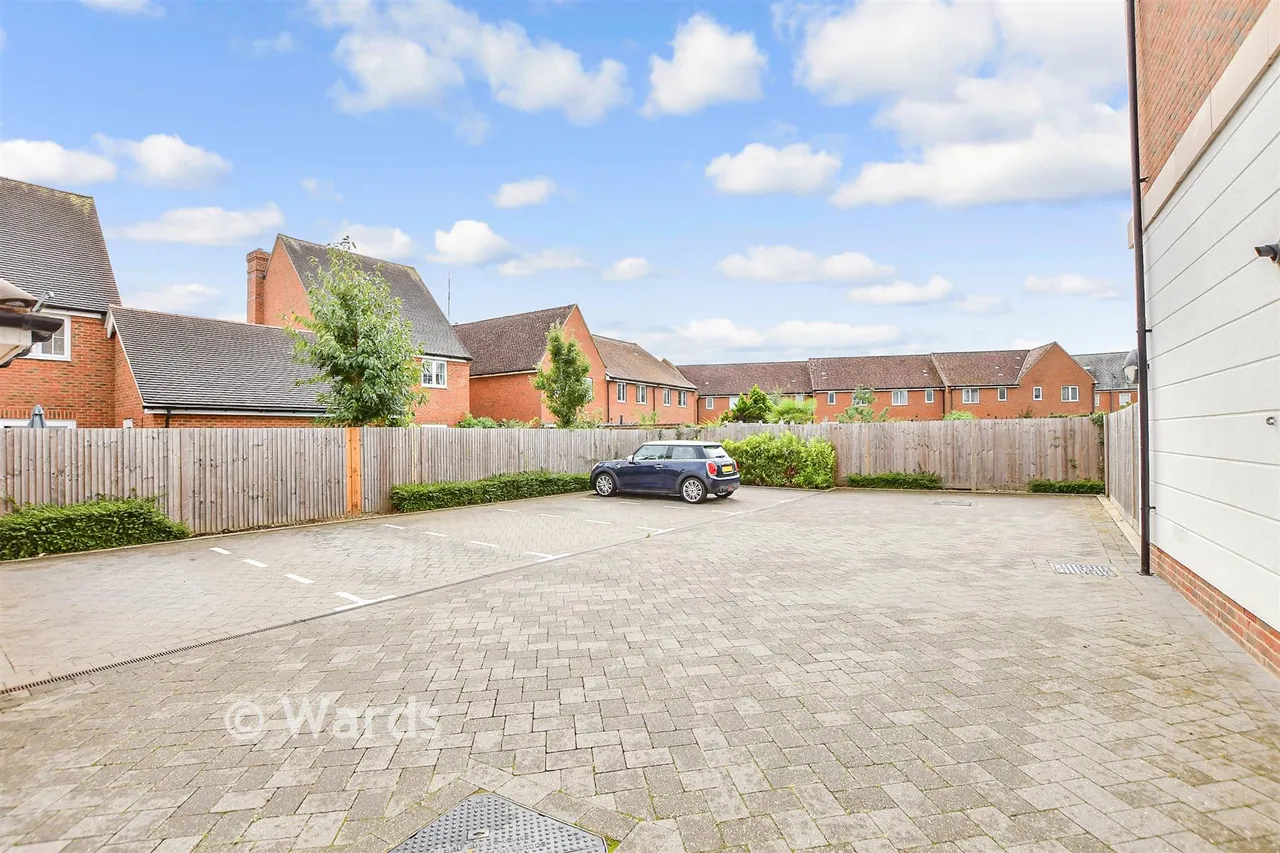 Royal Crescent, Kings Hill, ME19, photo 9
