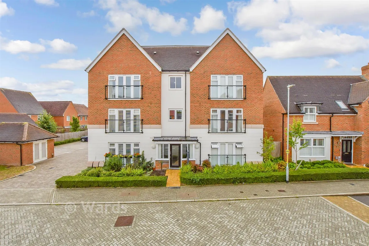 2 bed flat for sale, Royal Crescent, Kings Hill, ME19