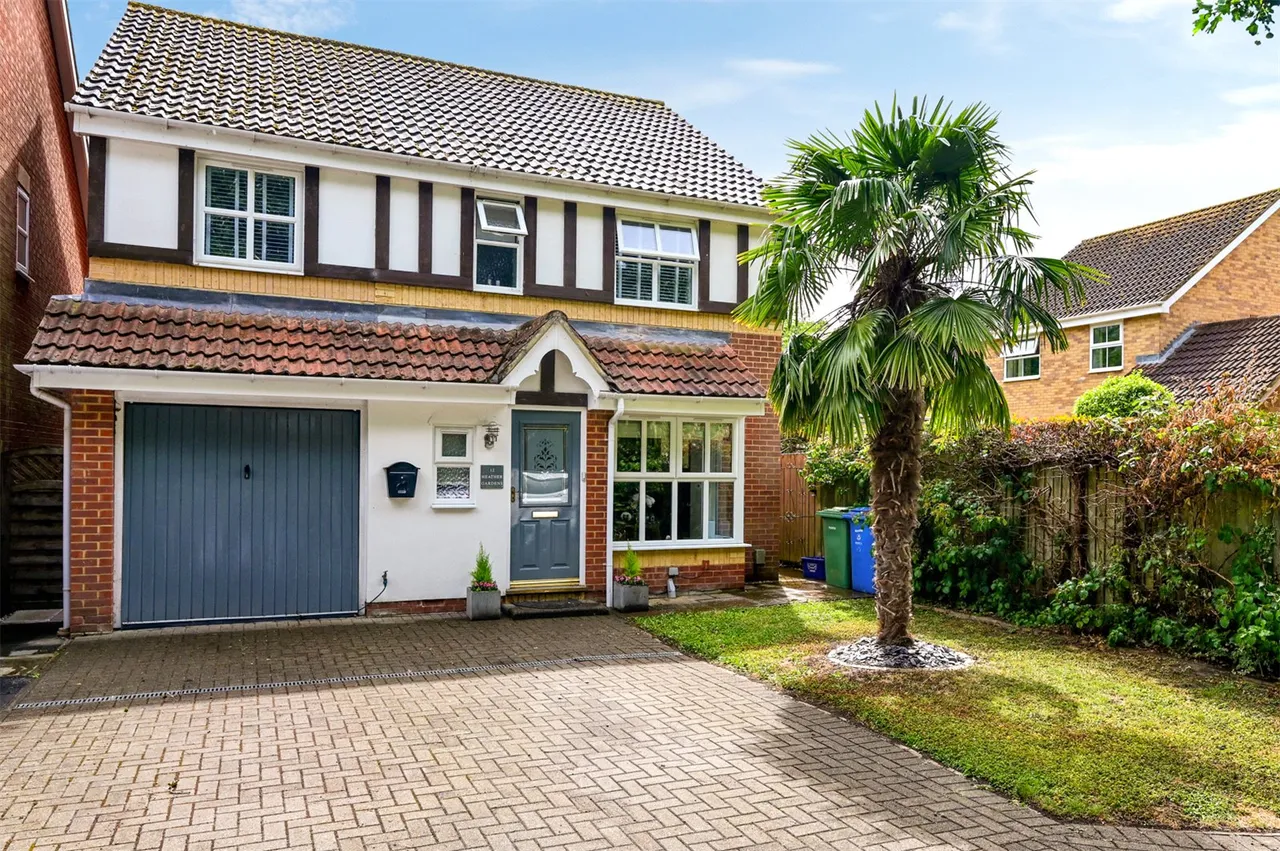 4 bed house for sale — Heather Gardens, Farnborough, Hampshire, GU14 0RU