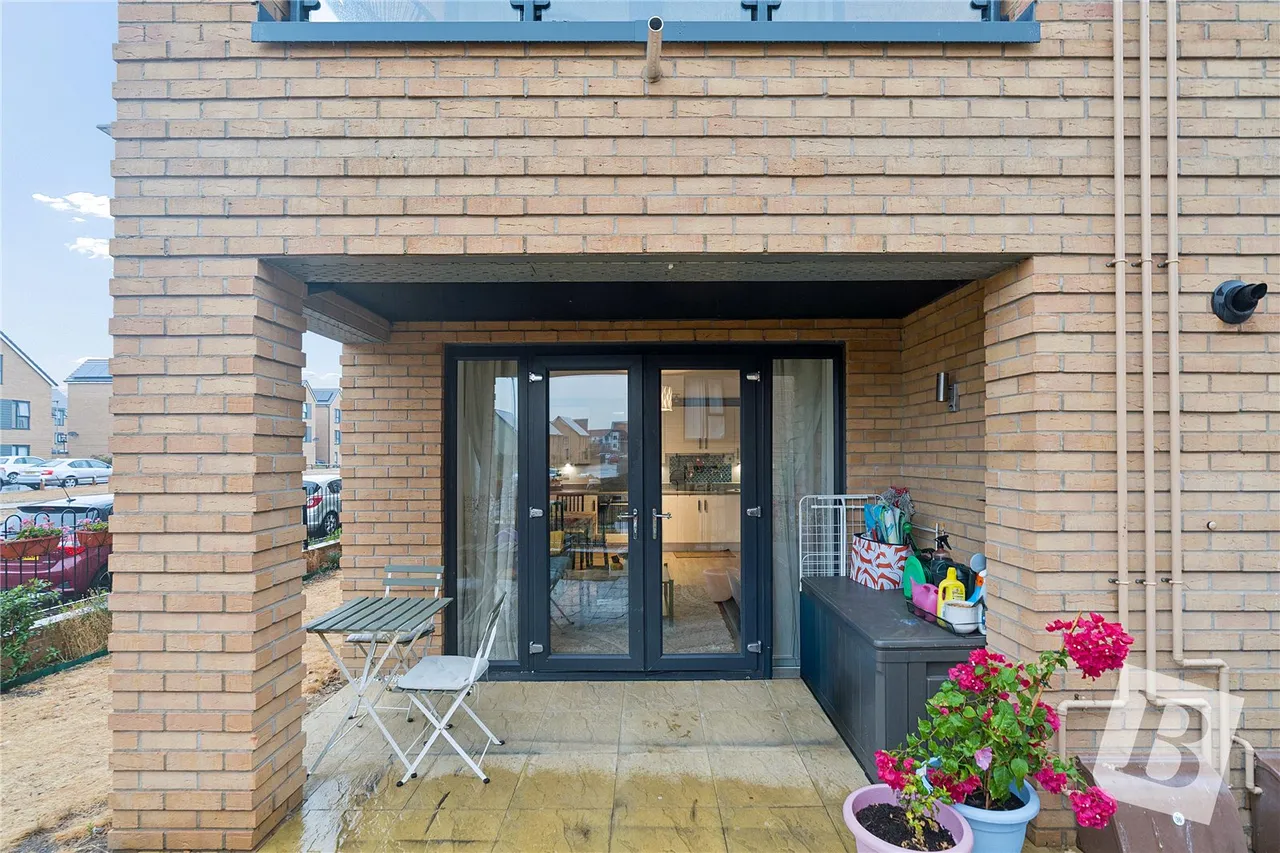 2 bed flat for sale, Windstar Drive, South Ockendon, RM15