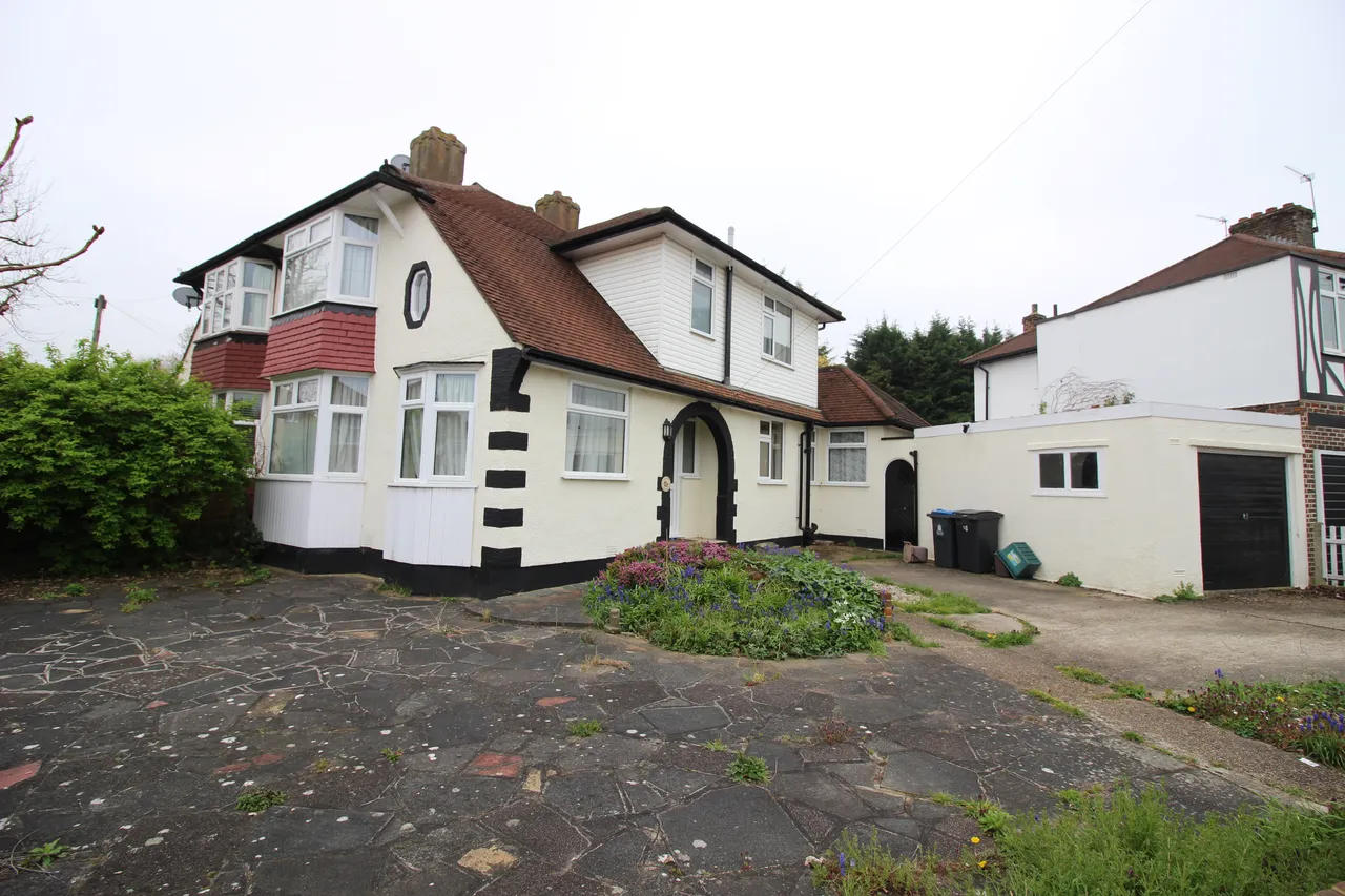 3 bed property for sale, Brockenhurst Avenue, Worcester Park, KT4