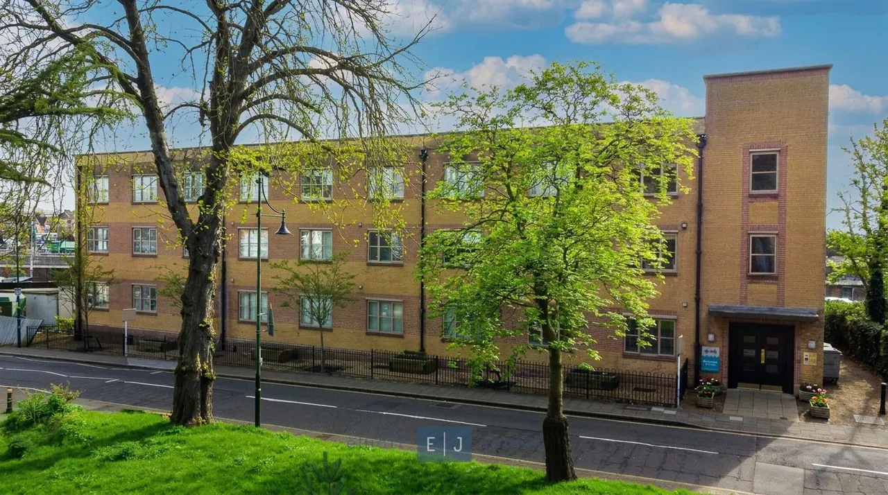 1 bed flat to rent — Charteris Road, Woodford Green