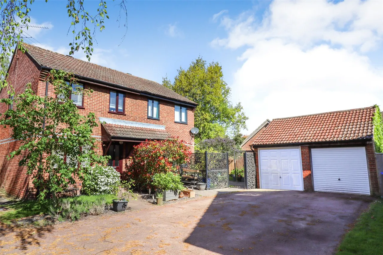3 bed house for sale, Swaledale Gardens, Fleet, GU51