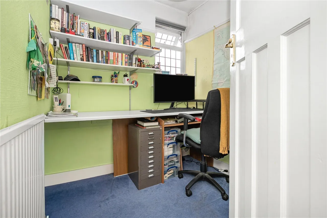 Evelyn Close, Twickenham, TW2, photo 8