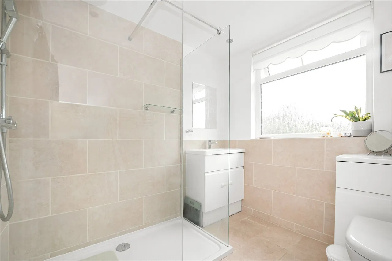 Evelyn Close, Twickenham, TW2, photo 9