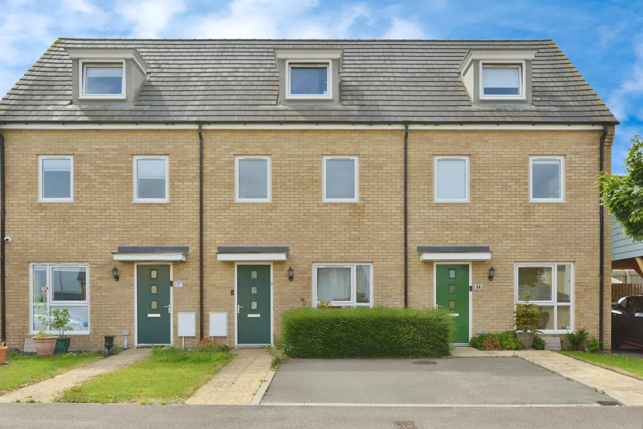 3 bed house for sale — Normande Crescent, Whitehouse, Milton Keynes