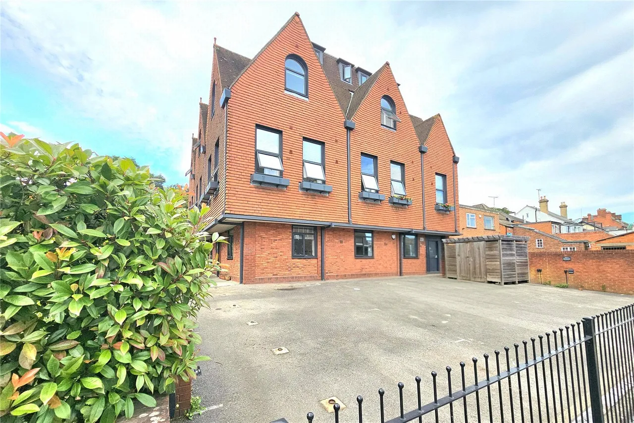 1 bed flat for sale — Parkgate House, 1 Park Street, Camberley, Surrey, GU15 3PQ