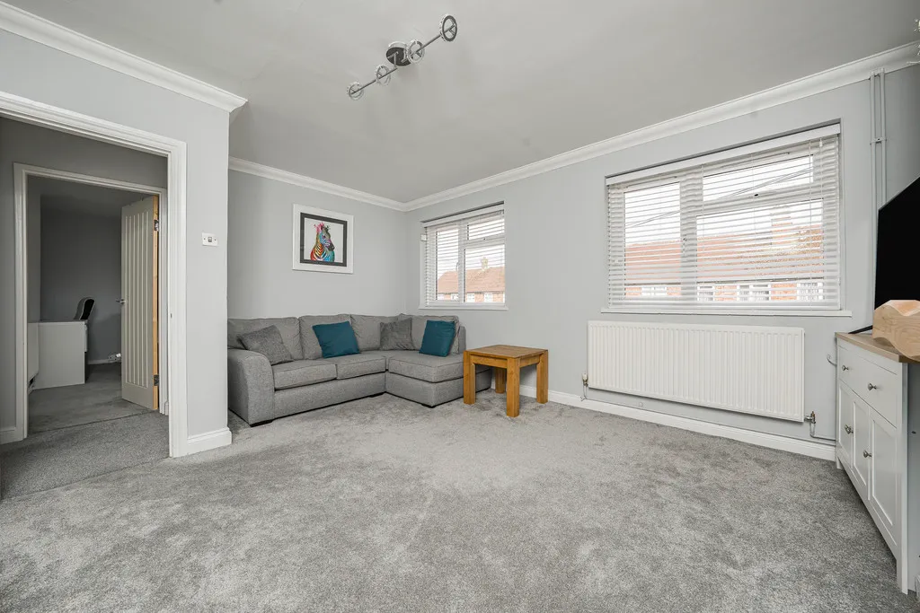 Adrian Close, Harefield, photo 6
