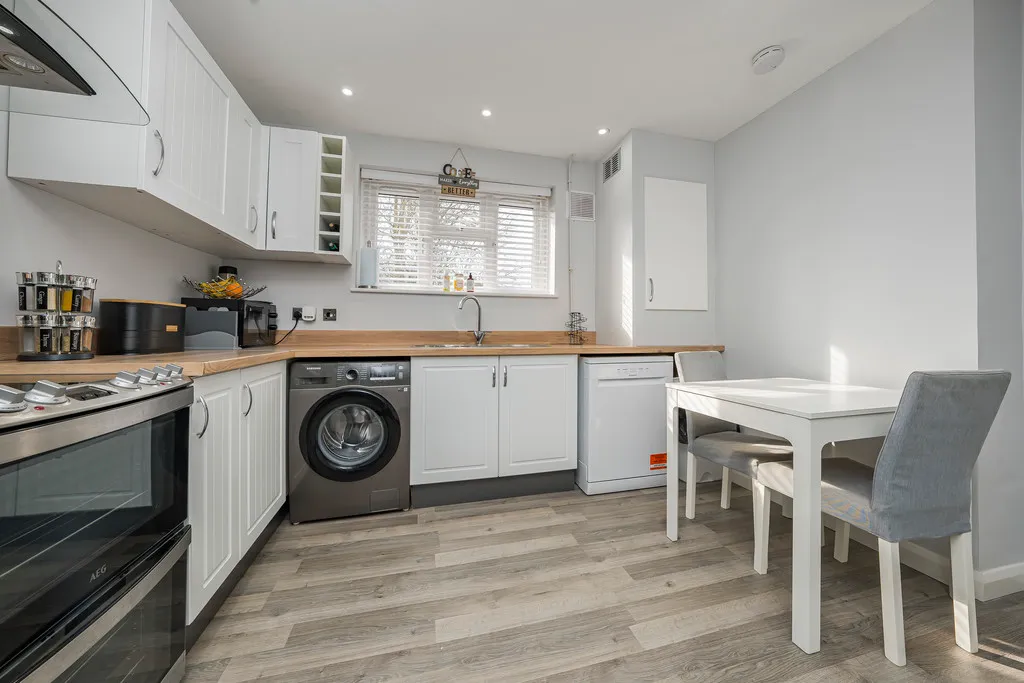 Adrian Close, Harefield, photo 4
