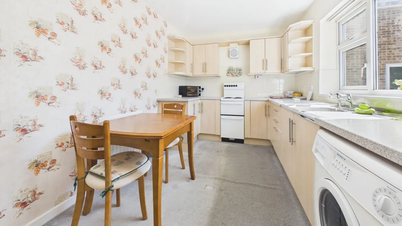 Manor Court, Bourne, PE10, photo 2