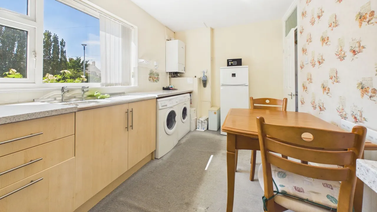 Manor Court, Bourne, PE10, photo 3