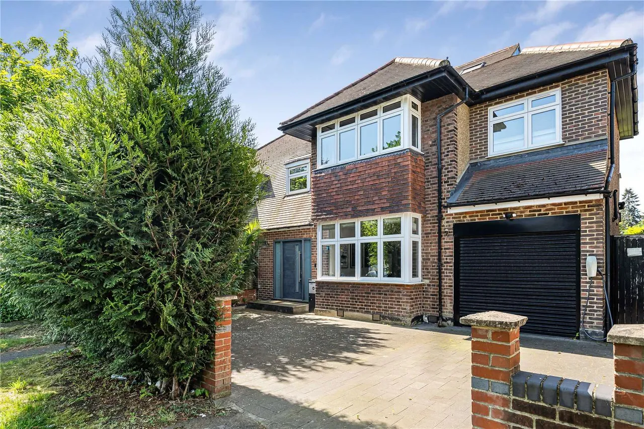 Gunnersbury Avenue, London, W5 4LR, photo 3