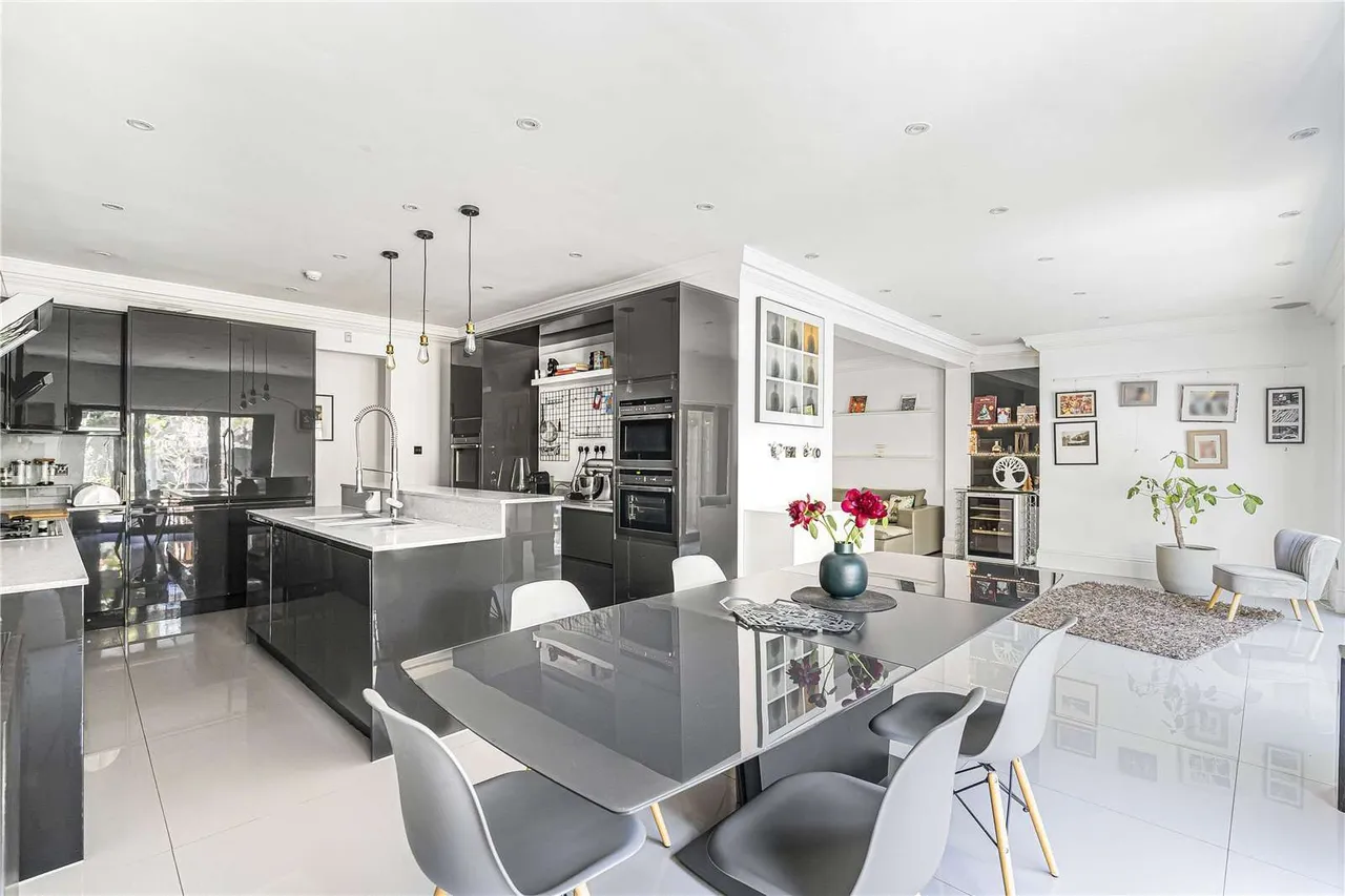 Gunnersbury Avenue, London, W5 4LR, photo 2