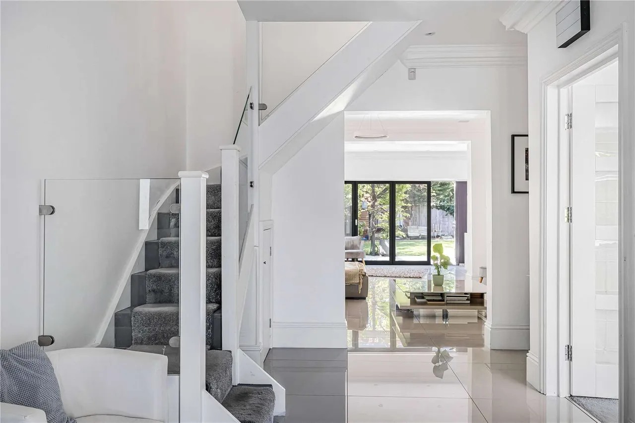 Gunnersbury Avenue, London, W5 4LR, photo 4