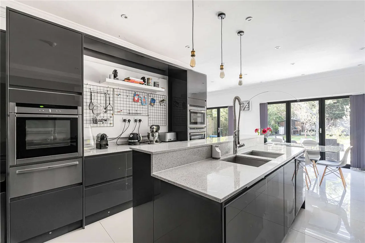 Gunnersbury Avenue, London, W5 4LR, photo 6