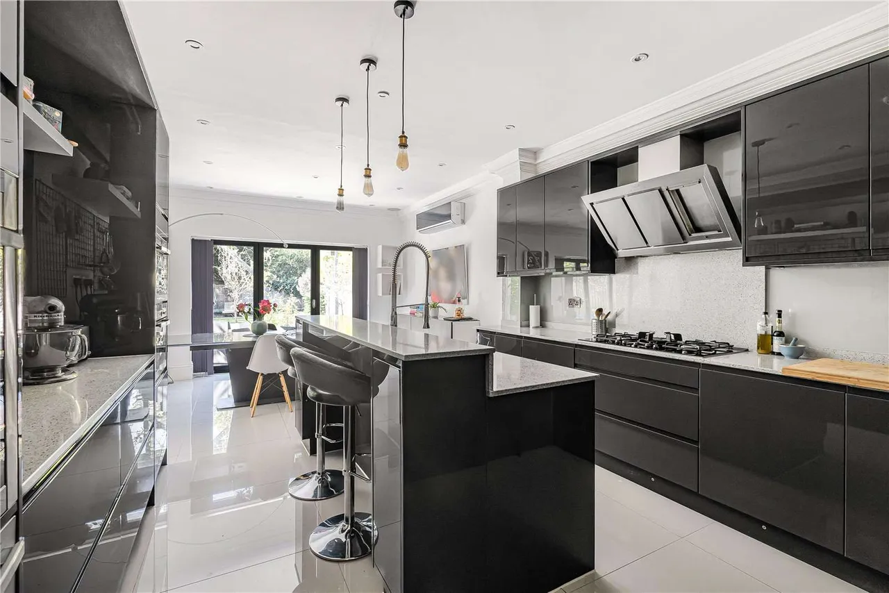 Gunnersbury Avenue, London, W5 4LR, photo 5