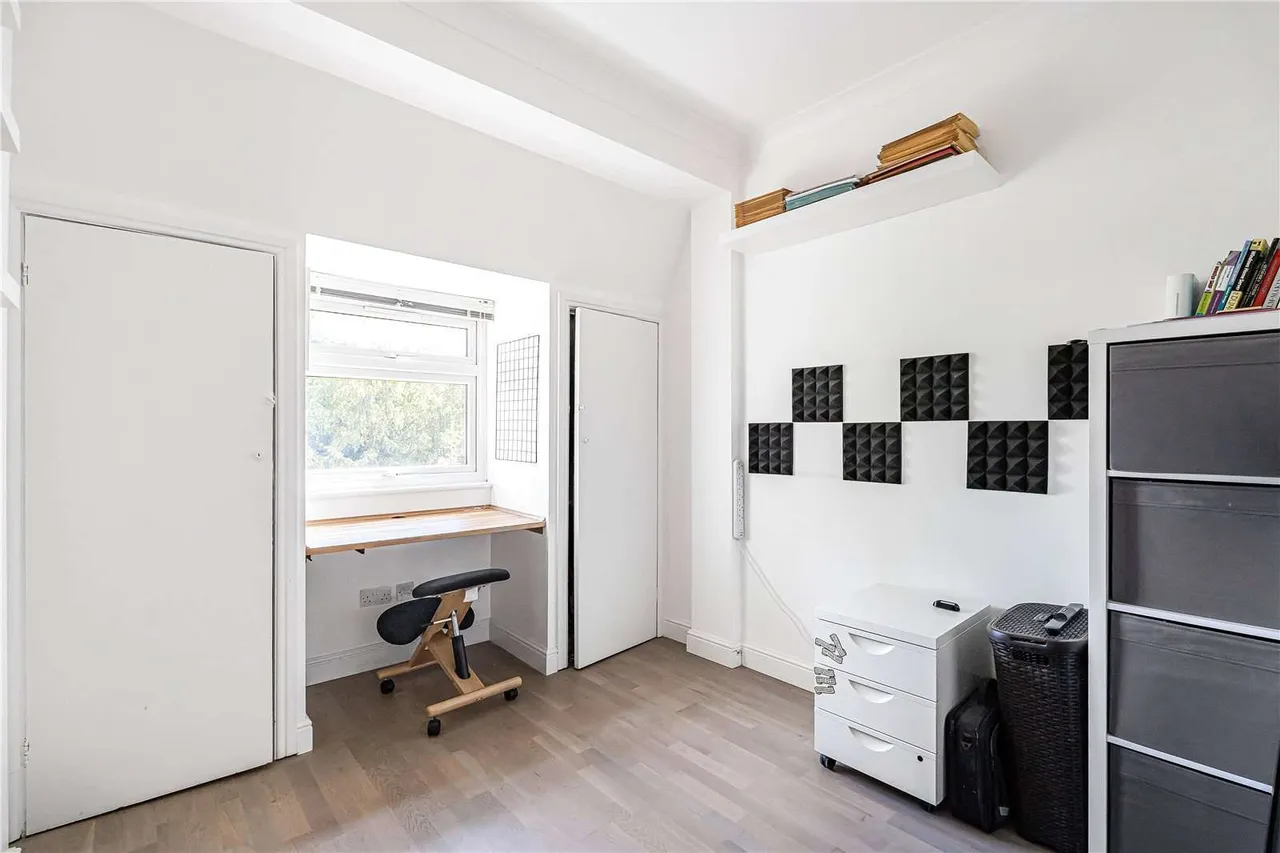 Gunnersbury Avenue, London, W5 4LR, photo 12